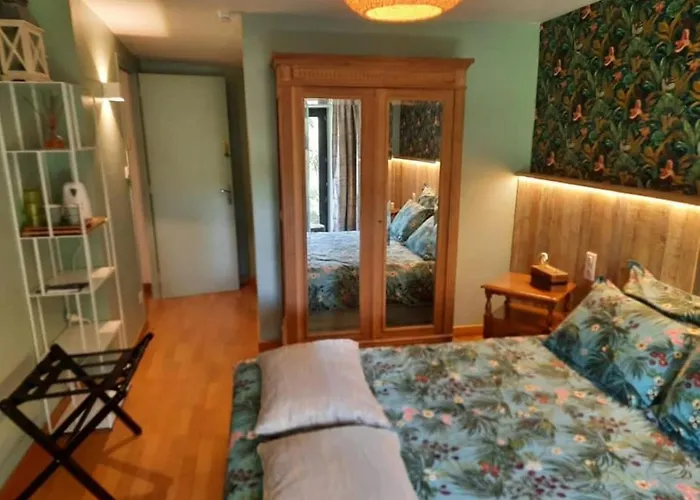 לינה וארוחת בוקר Et D'hotes Du Petit Moulin 3*